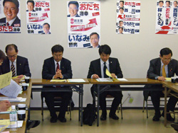 右側から、稲見衆議院議員、西川府議会議員、長尾市会議員、西岡市会議員