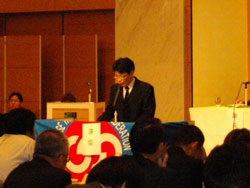 総会宣言を提案する黒田事務局次長