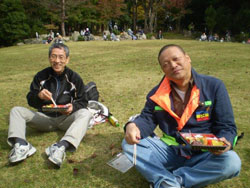 作業の合間にお弁当を食べる大阪市地域協からの参加者　右側は淀川地区の岩山議長