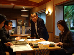 中央:廣石事務局長、右:岩崎部長