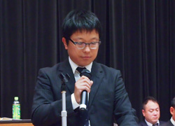 地区委員会決議を提案する瀧川事務局次長