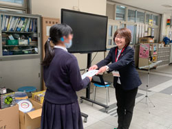 目録の贈呈