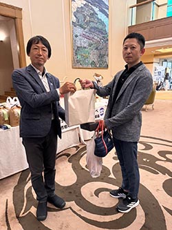 ホールインワン賞の贈呈