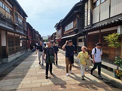 見学のようす(ひがし茶屋街)