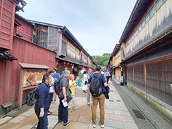 見学のようす(ひがし茶屋街)