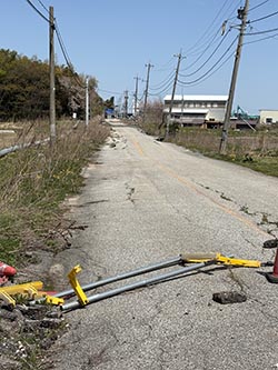 <p>修復されないままの道路</p>