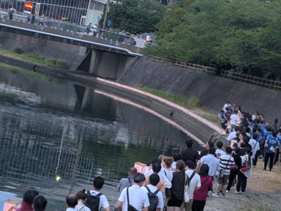 万灯流しのようす