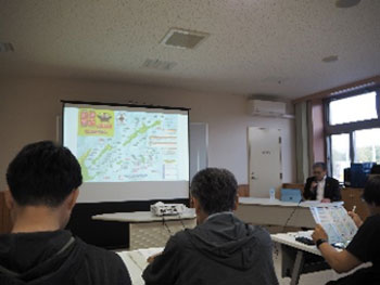 「なかまっぷ」で語り部の話を聞く参加者