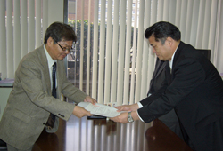 要望書を手渡す須川議長（左）と受け取る市民局星雇用・勤労施策担当課長（右）