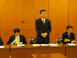 議員団を代表して挨拶する松崎幹事長
