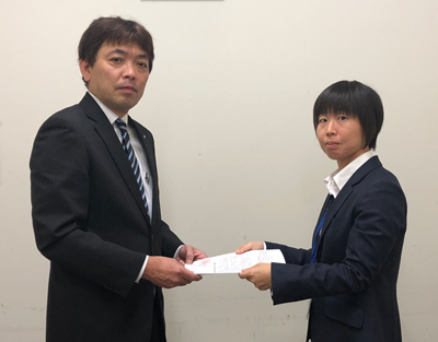 植田会長(左)から伊藤生活困窮支援担当課長(右)に手交