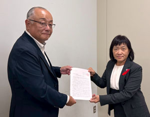 田中副議長(左)から西山部長(右)に手交