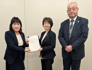 回答書を受け取る藤本議長(中央)