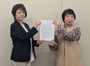 藤本議長(左)から佐藤部長(右)に手交